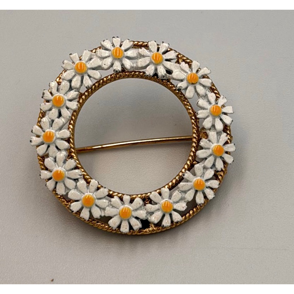Vintage Enamel Daisy Wreath Brooch – White & Yellow Flower Circle Pin 2257